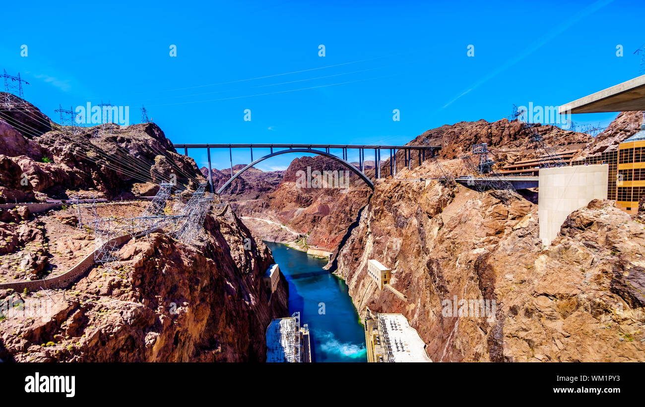 Die Mike O'Callaghan - Pat Tillman Memorial Bridge, dass der Colorado River am Hoover Dam Kreuze und Anschließen der Staaten Nevada und Arizona USA Stockfoto
