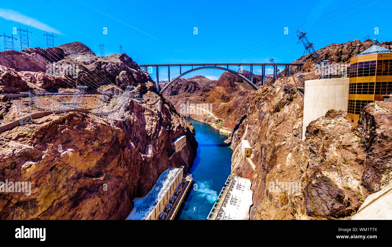 Die Mike O'Callaghan - Pat Tillman Memorial Bridge, dass der Colorado River am Hoover Dam Kreuze und Anschließen der Staaten Nevada und Arizona USA Stockfoto
