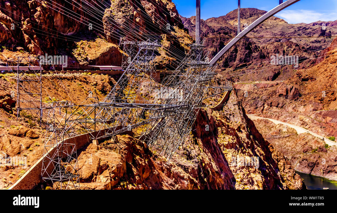Die hohen Hochspannungsleitungen und Unterstützung der Türme an den Wänden des Black Canyon an der Hoover Dam Wasserkraftwerk auf NV und AZ Grenze, USA Stockfoto