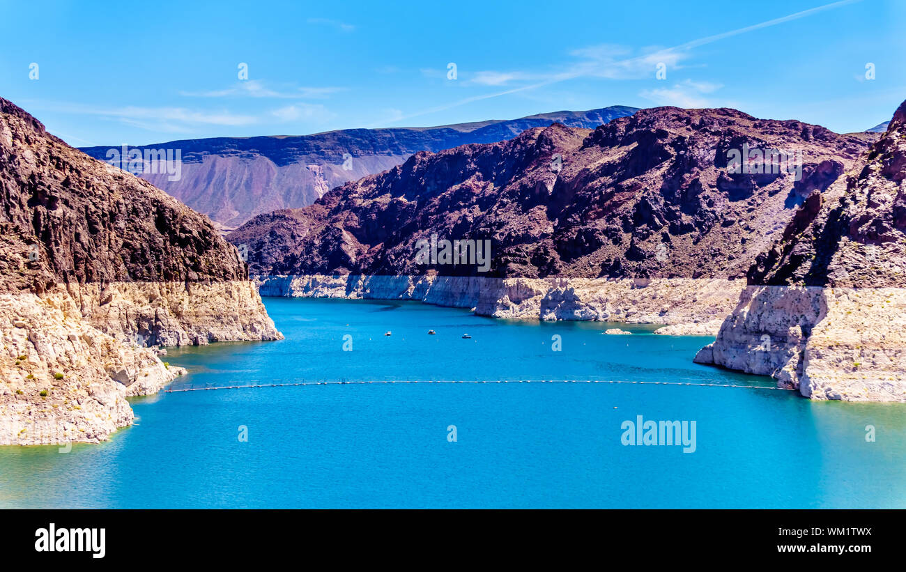 Niedriger Wasserstand in den Lake Mead, durch den Colorado River gebildet und der Hoover Dam in der schwarzen Schlucht an der Grenze der Staaten von NV und AZ in den USA Stockfoto