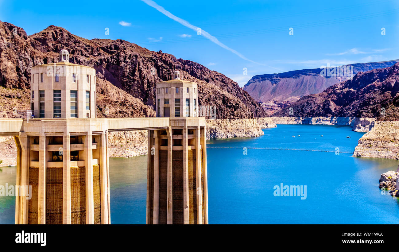 Zwei Türme, die Versorgung von Wasser aus dem Lake Mead auf die Kraftwerksturbinen des Hoover Dam Wasserkraftwerk an der NV und AZ Grenze Stockfoto