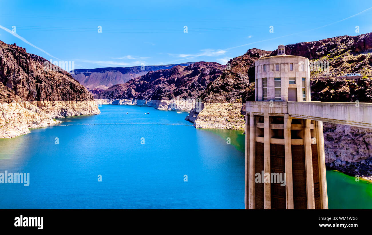 Auftragseingang Turm, der das Wasser aus dem Lake Mead zum Kraftwerk liefern Turbinen der Hoover Dam Wasserkraftwerk an der Grenze von NV und AZ Stockfoto