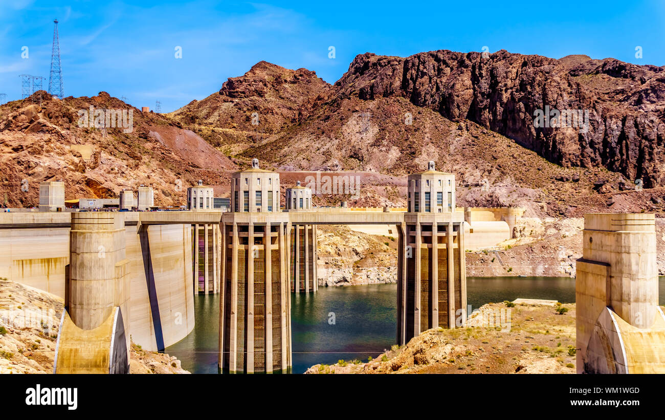 Die Aufnahme der vier Türme, die das Wasser aus dem Lake Mead zum Kraftwerk liefern Turbinen der Hoover Dam Wasserkraftwerk auf NV und AZ Stockfoto