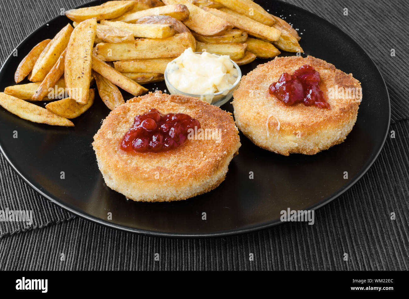 Panierter Käse mit hausgemachten Pommes Frites und mayonnaise Stockfoto