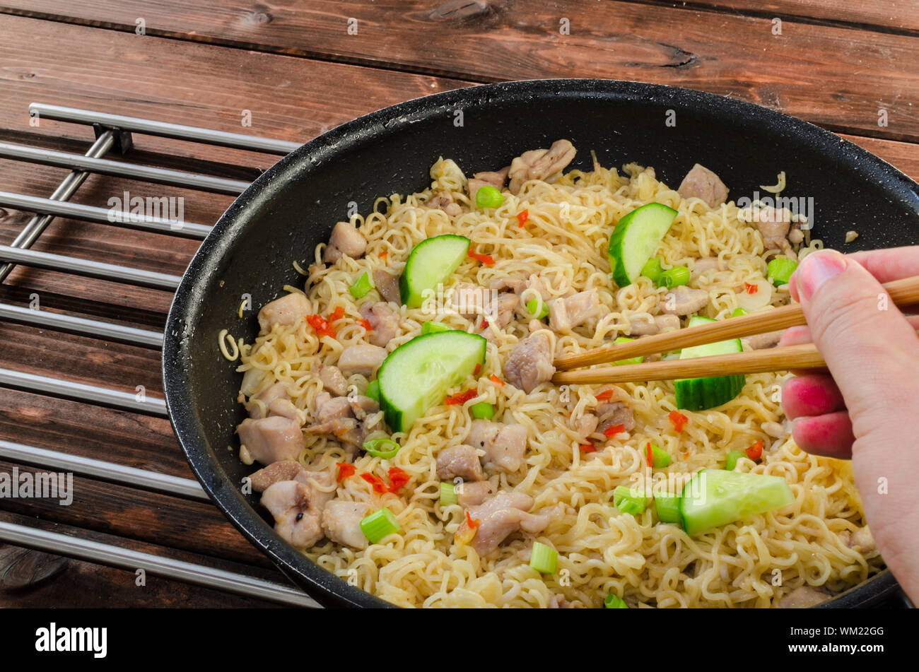 Chinesische Nudeln mit Huhn auf Pan und Holz Tisch Stockfoto