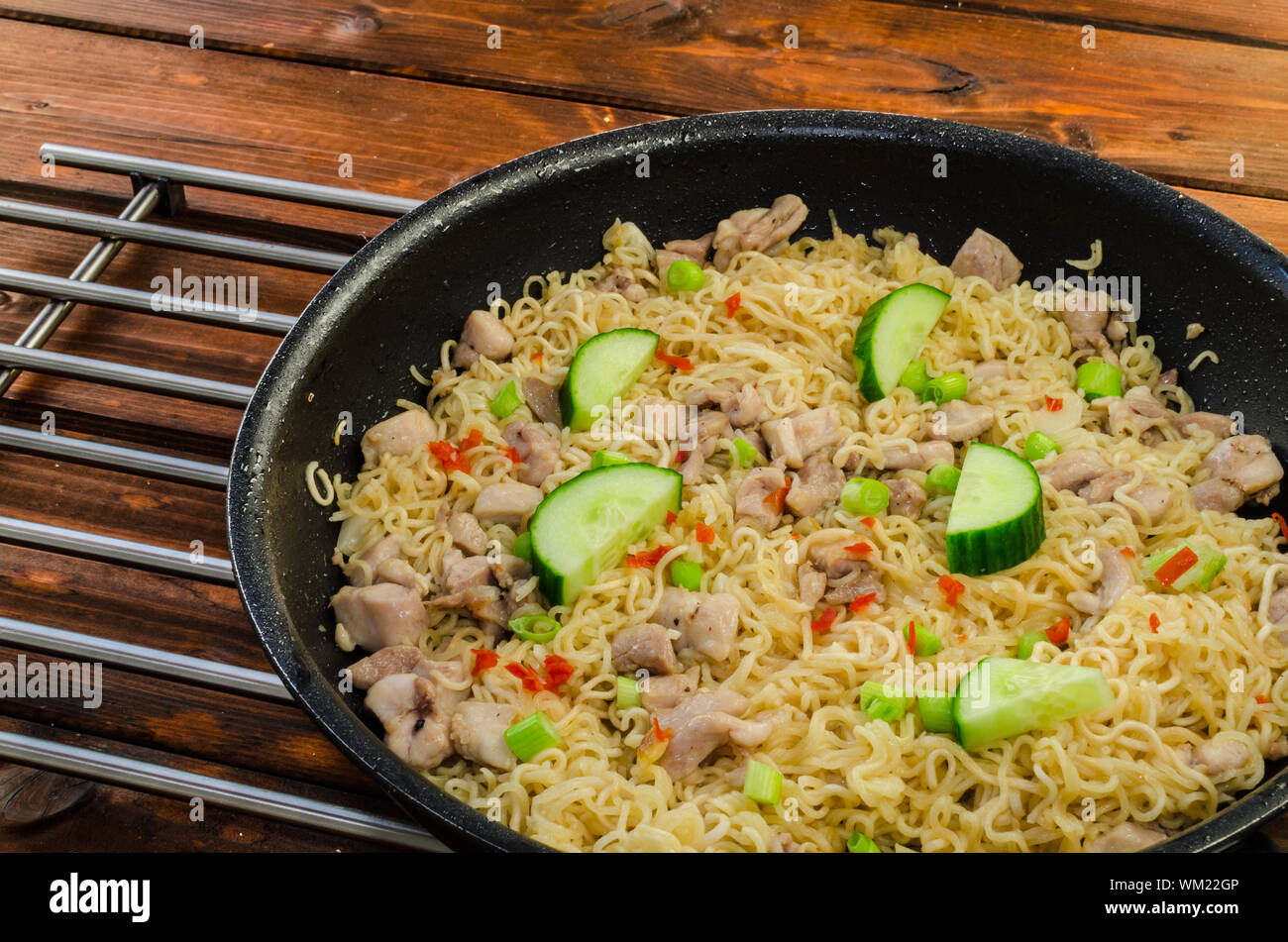 Chinesische Nudeln mit Huhn auf Pan und Holz Tisch Stockfoto