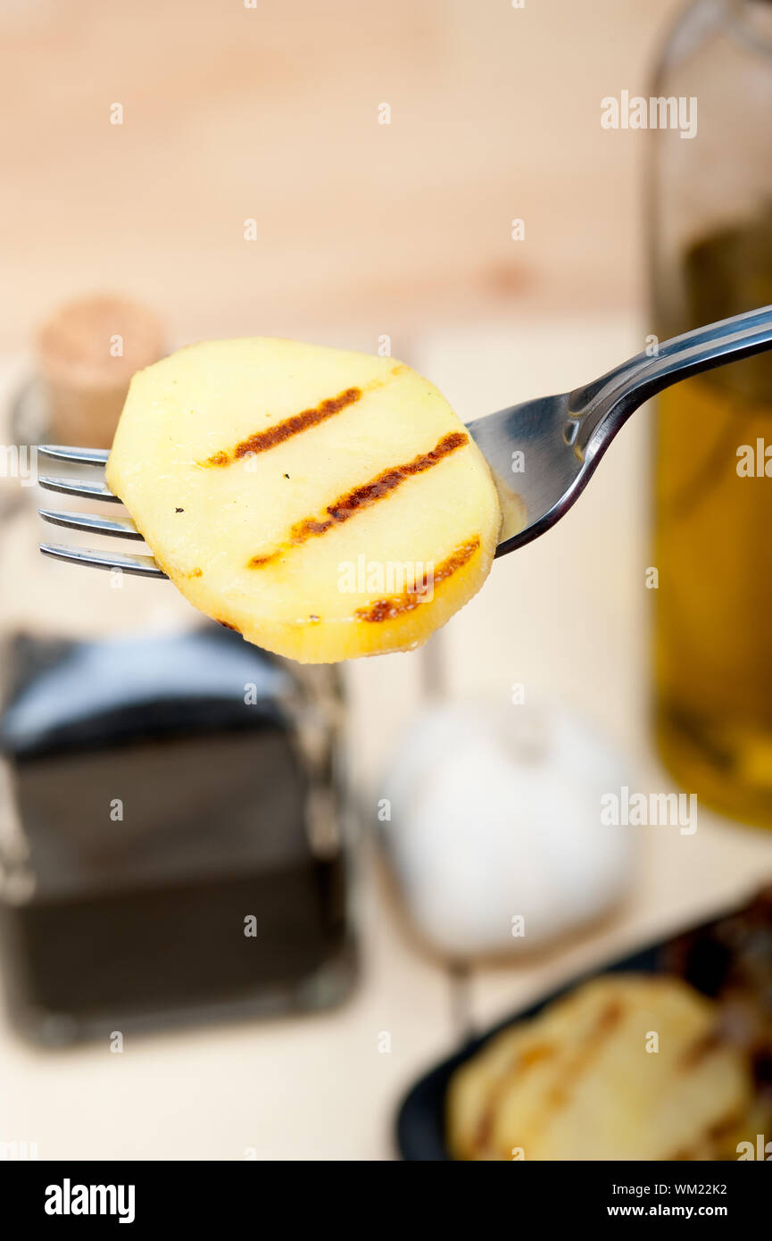 Gegrillte Kartoffel auf eine Gabel Stockfoto