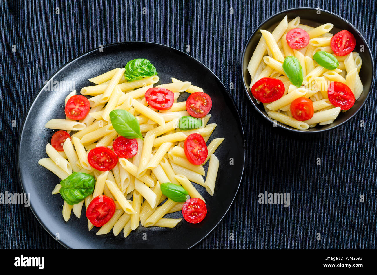 Pasta mit seien und Basilikum, einfach wie Italien Stockfoto
