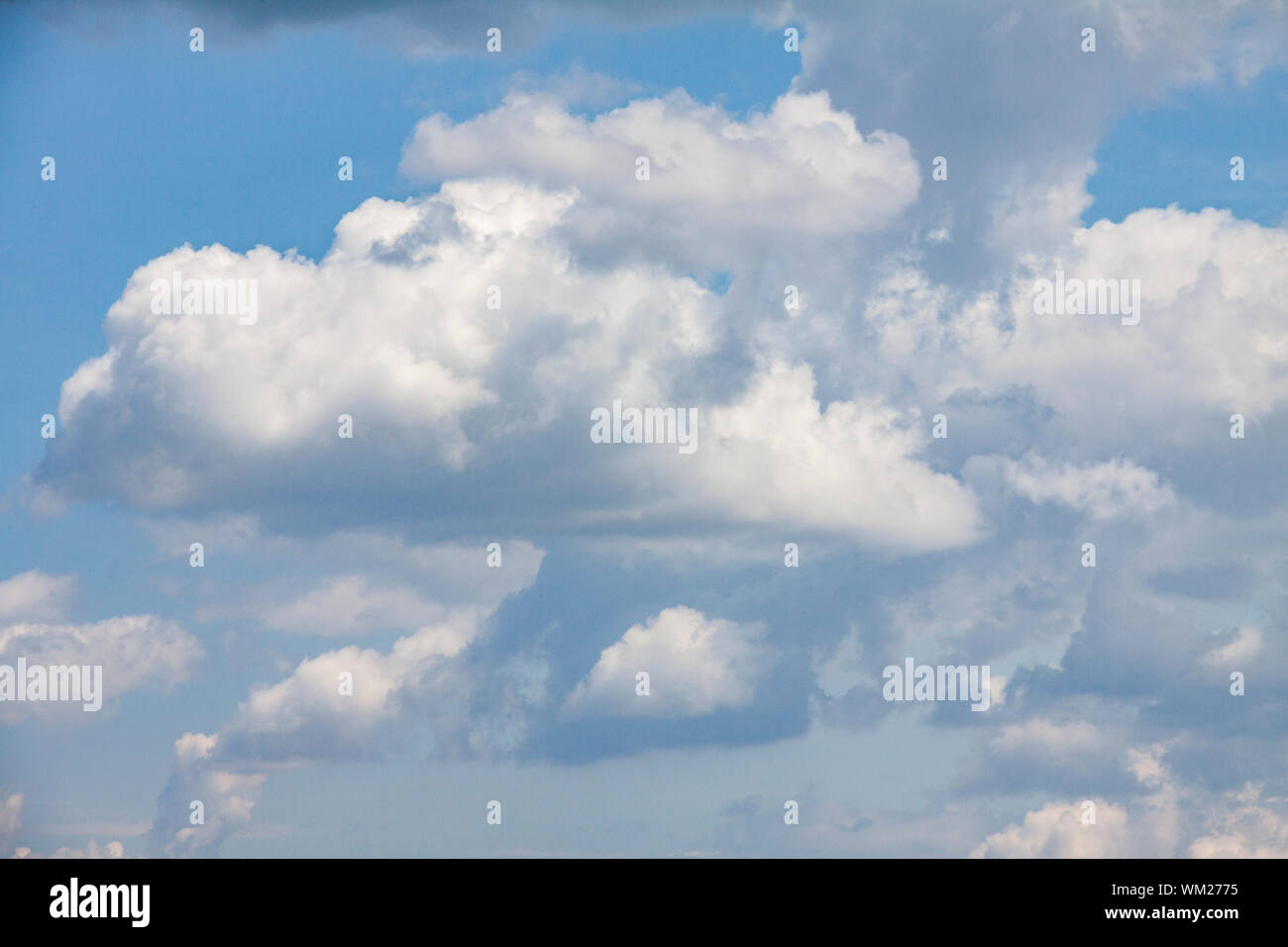 Schöne Wolken mit Himmel Hintergrund. Natur Wetter, Wolken Himmel Stockfoto