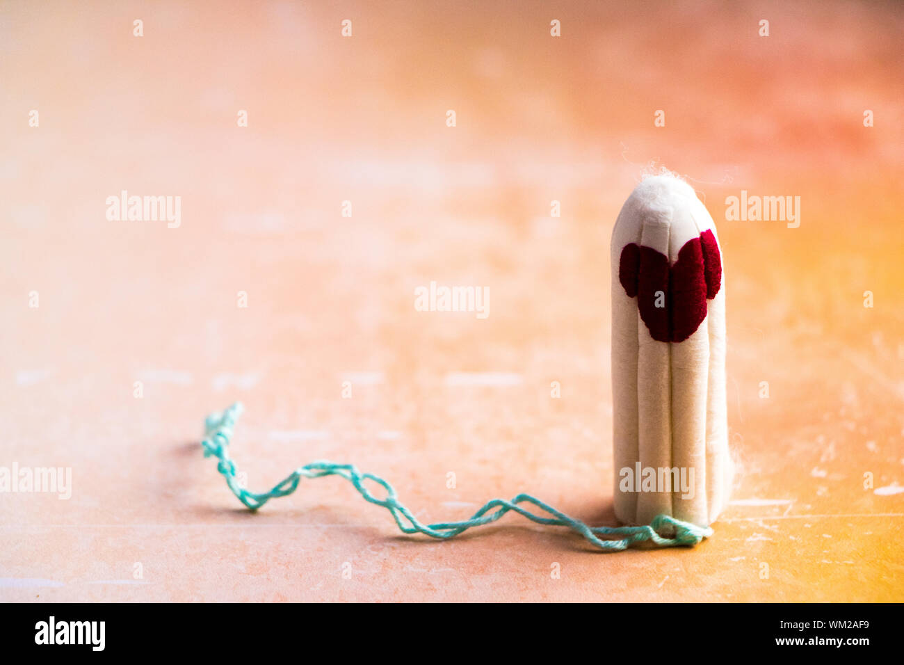 Nahaufnahme der Tampon mit Blut auf Tisch Stockfotografie - Alamy