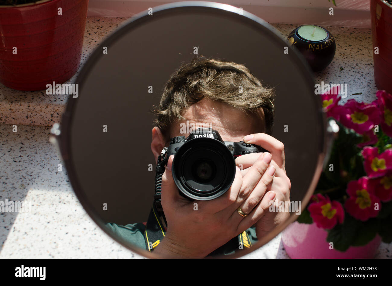 Foto in Spiegel, auf Gesicht und Spiegel focus Stockfoto