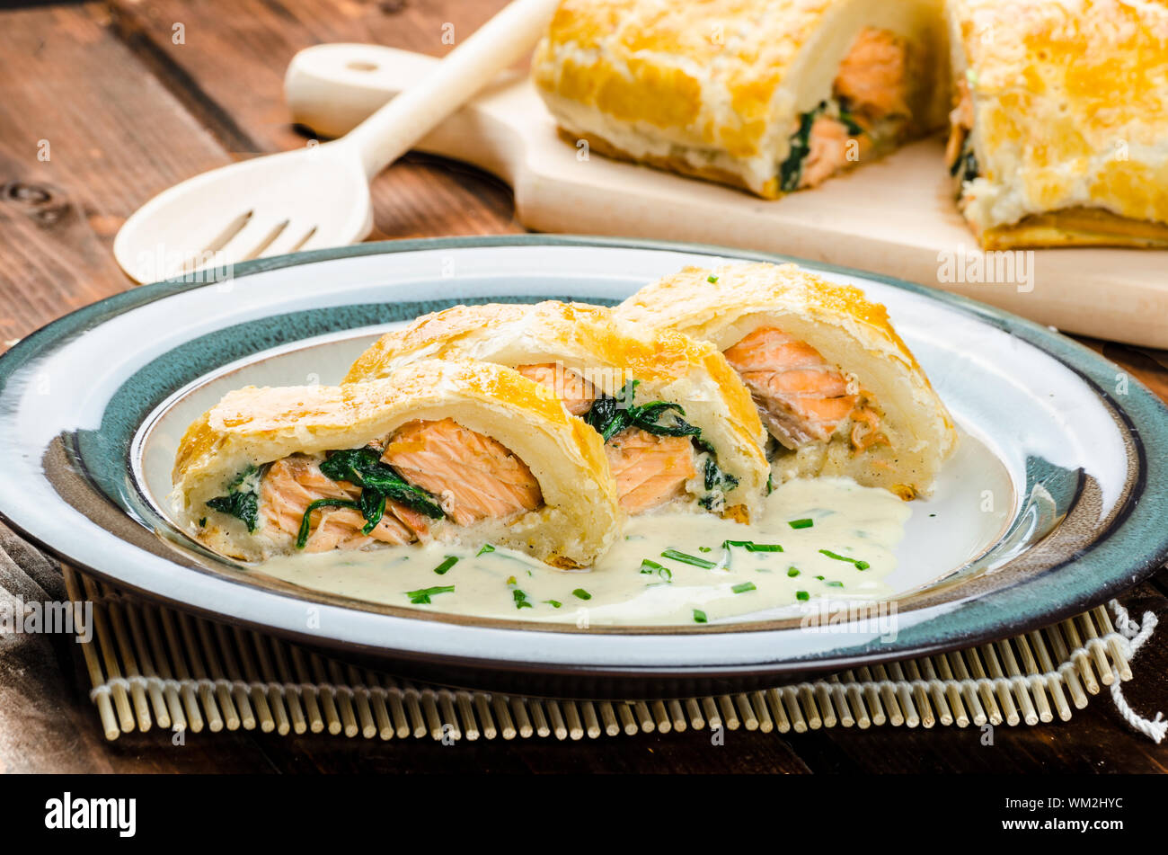 Lachs in Blätterteig mit Spinat und Knoblauch gebacken Stockfoto