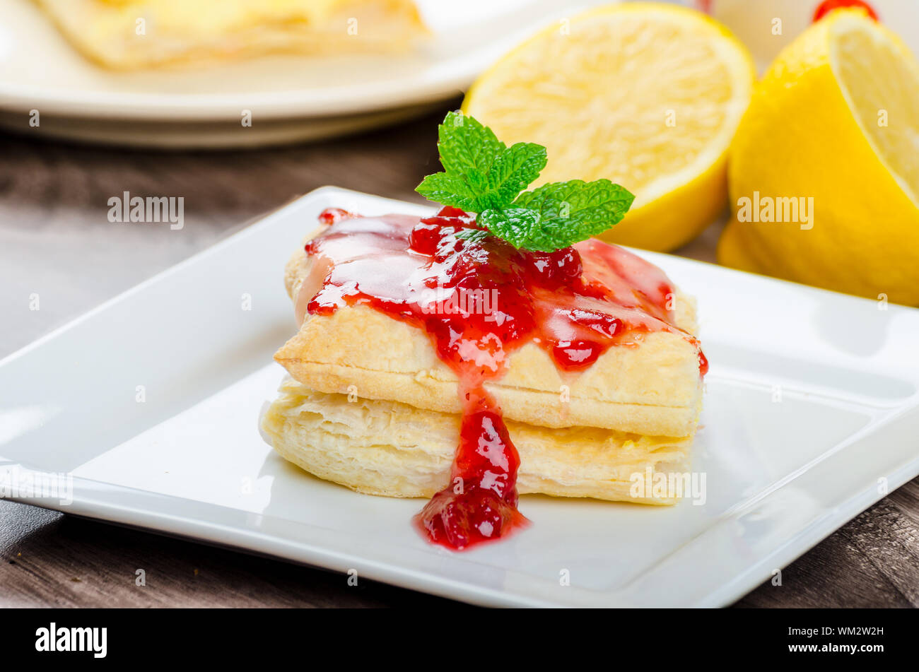 Kuchen aus Blätterteig mit Marmelade und Preiselbeeren, alles ...