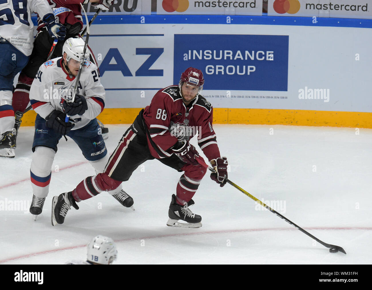 Riga, Lettland. 4. Sep 2019. Brandon McMillan (R) von Dinamo Riga konkurriert während der 2019-2020 KHL Eishockeymatch zwischen Dinamo Riga und Torpedo Nischni Nowgorod in Riga, Lettland, Sept. 4, 2019. Credit: Edijs Palens/Xinhua Stockfoto