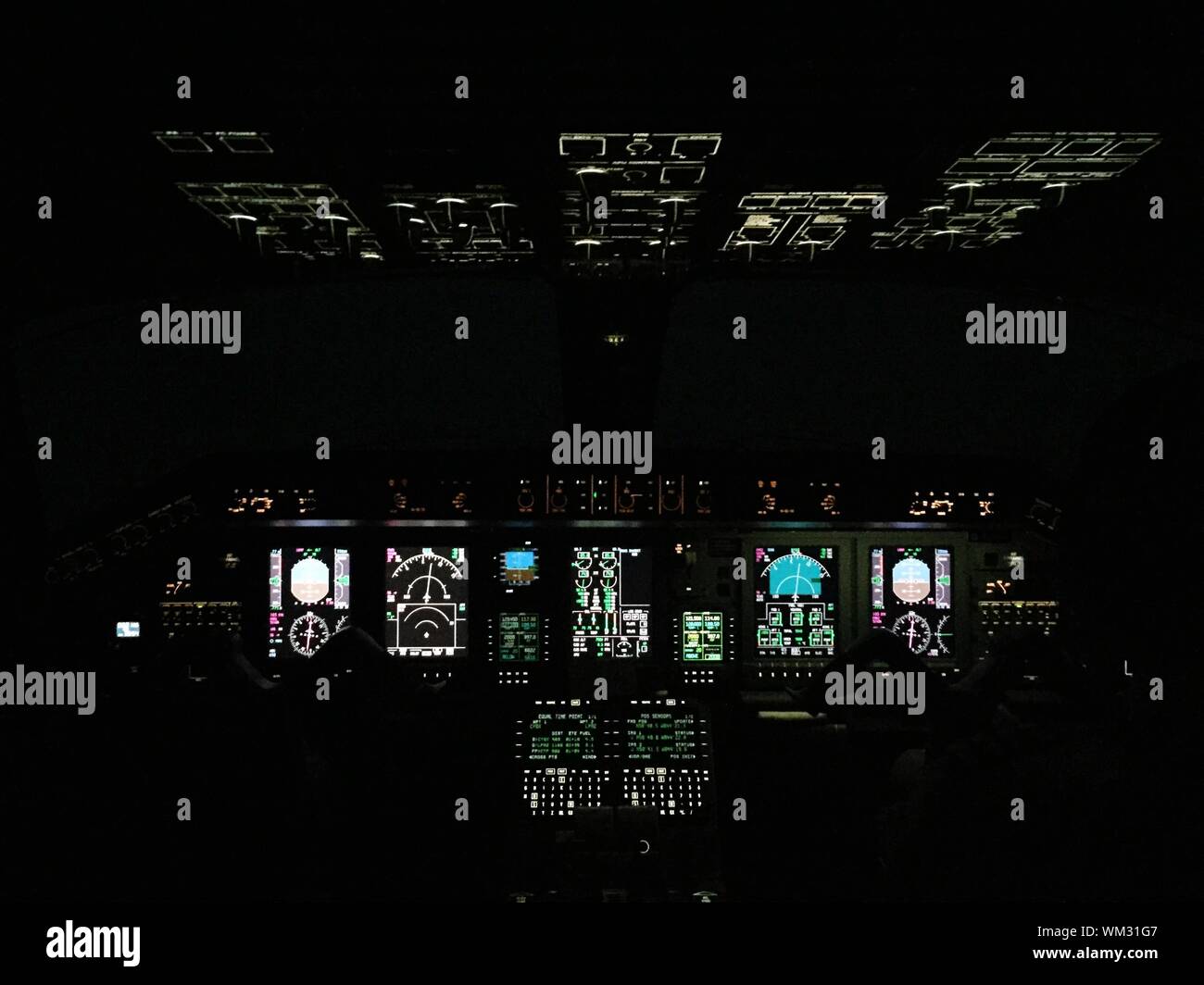 Cockpit des Flugzeugs bei Nacht Stockfoto