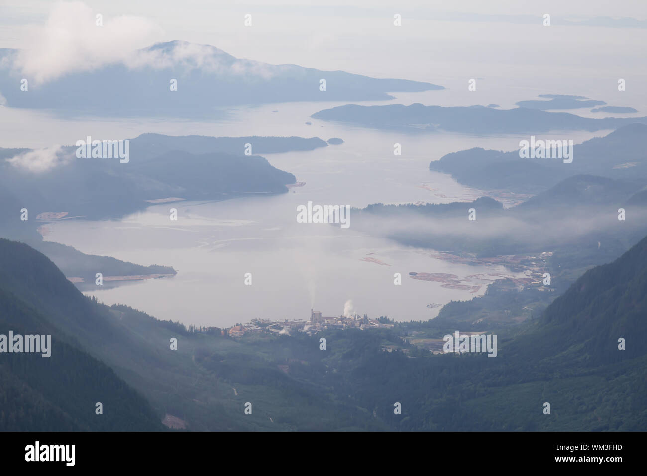 Luftaufnahme der Industriestandort in Howe Sound während einer bewölkt und trüb Sommermorgen. Im Hafen Mellon, nordwestlich von Vancouver, British Columbi genommen Stockfoto