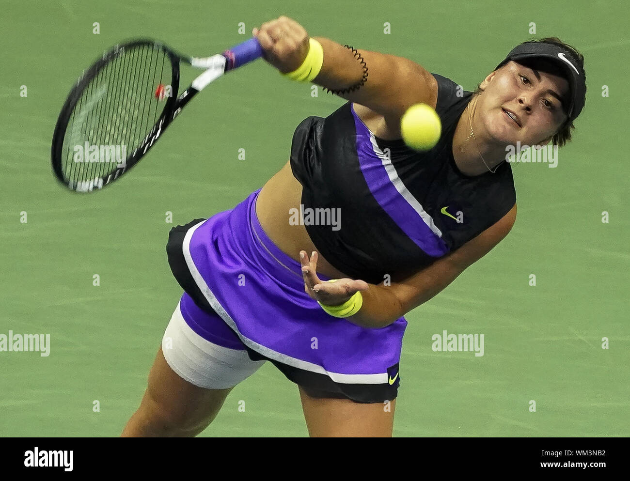 Flushing Meadow, United angegeben. 04 Sep, 2019. Bianca Andreescu, von Kanada, dient der Elise Mertens, von Belgien, in Ihrer runde Spiel in Arthur Ashe Stadium an der 2019 US Open Tennis Championships am USTA Billie Jean King National Tennis Center am Mittwoch, 4. September 2019 in New York City. Foto von Ray Stubblebine/UPI Quelle: UPI/Alamy leben Nachrichten Stockfoto