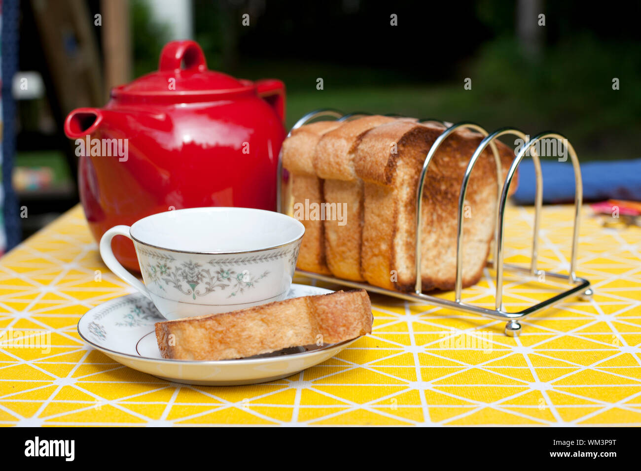 Lecker aussehenden Setup mit Teetasse mit Untertasse, Toast und eine Teekanne Stockfoto
