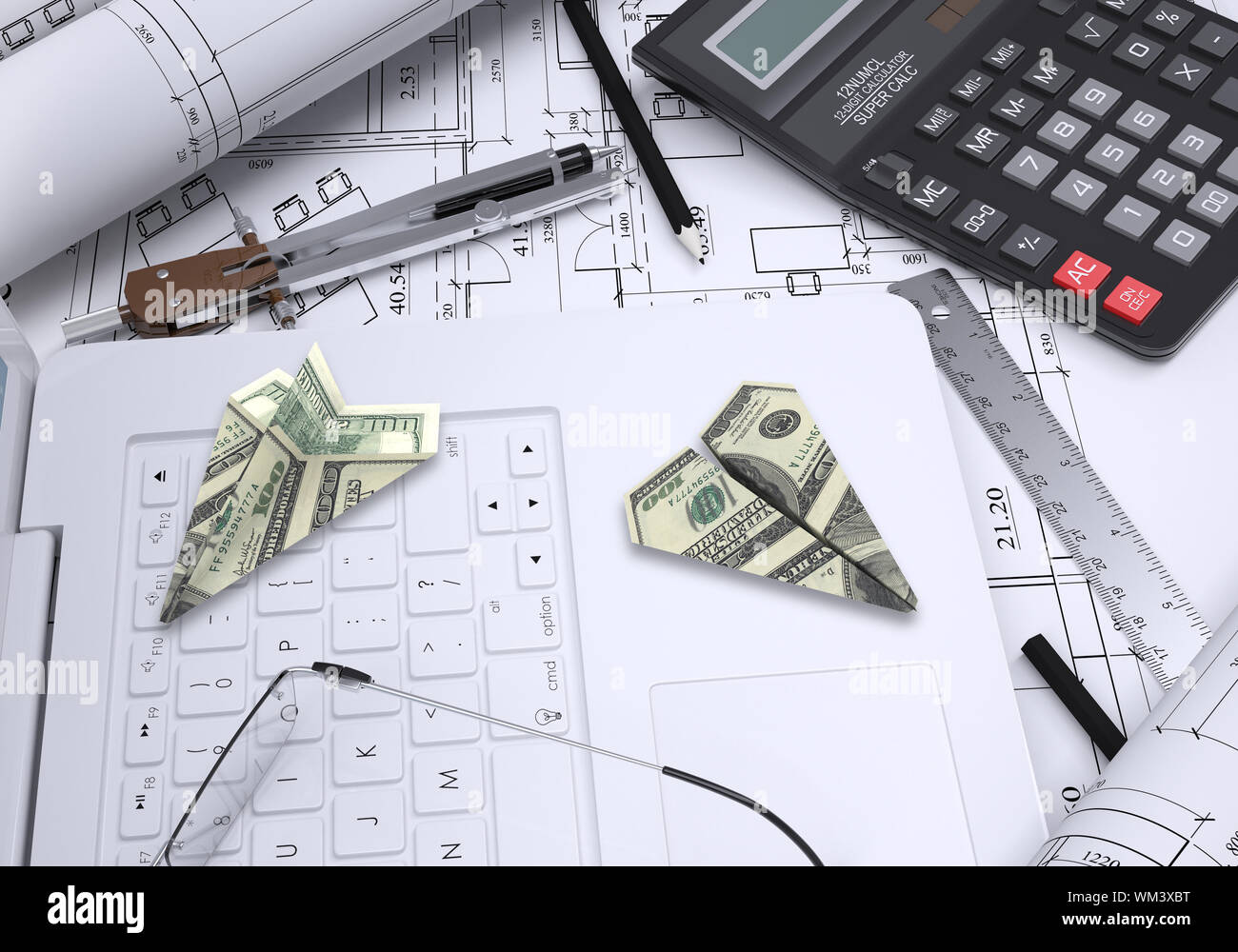 Papierflugzeuge von Dollar liegen auf Laptop Tastatur. Architektonische Zeichnungen und Werkzeuge sind in der Nähe. Konzept der Aufbau von Business Stockfoto