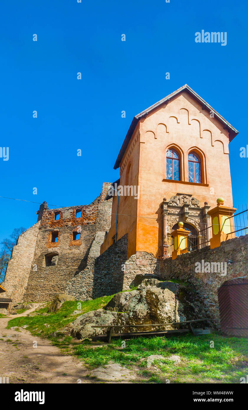 Erhaltene Gebäude von Grodno Schloss in Polen (Niederschlesien). Blick vom unteren Hof Stockfoto
