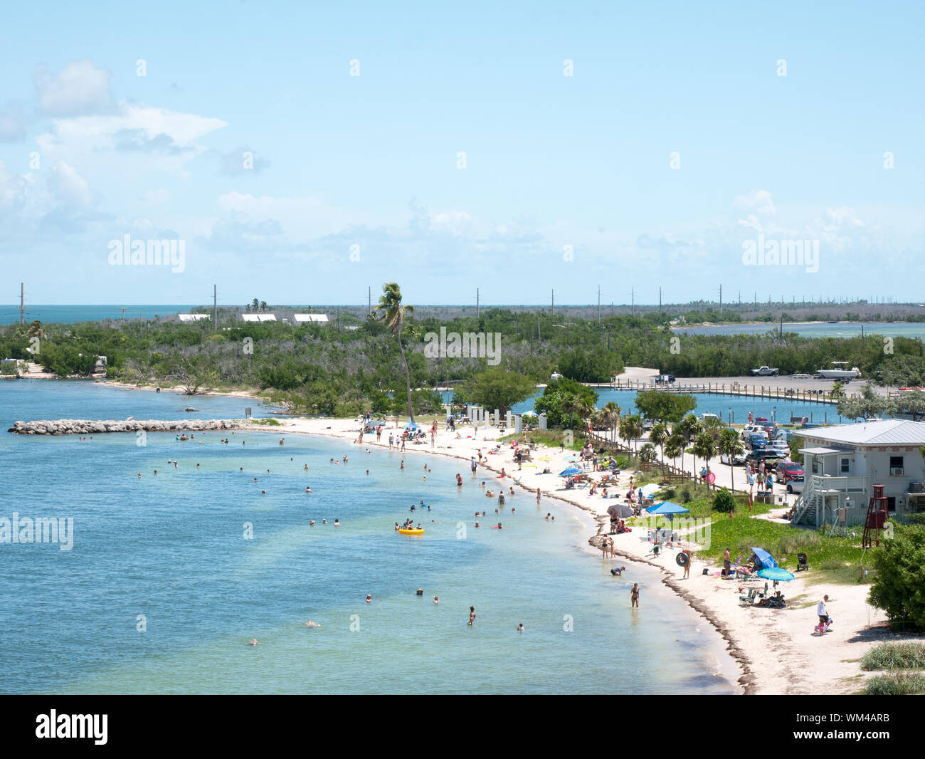 Calusa Beach, Florida Keys, Florida, USA. Bahia Honda State Park. Peopke Genießen der schönen Strand in einem heißen Sommer Tag Stockfoto