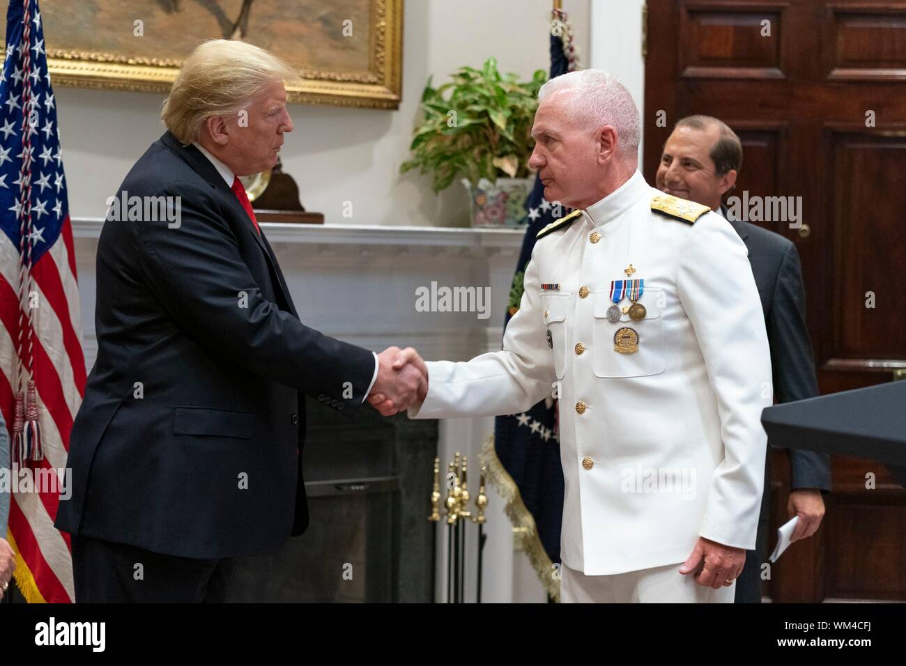 Washington, DC, USA. 04. September 2019. Us-Präsident Donald Trump dank Admiral Brett Giroir, Stellvertretender Sekretär für Gesundheit bei der HHS, rechts, nach einer Ankündigung von $ 1,8 Mrd. Dollar bei der Finanzierung für staatliche Opioid Antwort Stipendien während einer Veranstaltung in er Roosevelt Raum des Weißen Hauses September 4, 2019 in Washington, DC. Credit: Shealah Craighead/Weiße Haus Fotos/Alamy leben Nachrichten Stockfoto