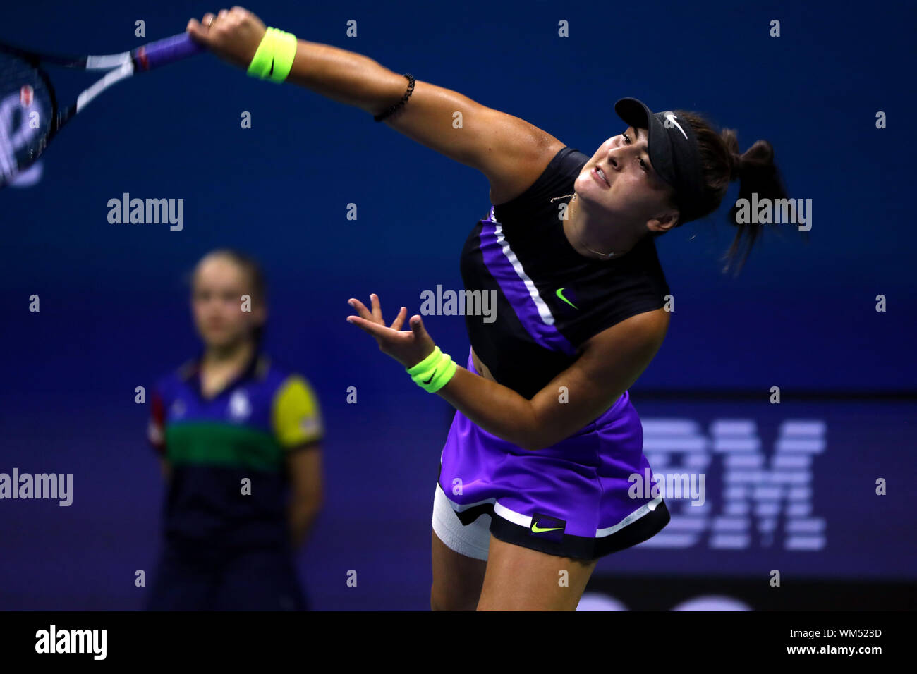 Flushing Meadows, New York, Vereinigte Staaten - 4 September, 2019. Bianca Andreescu von Kanada in Aktion gegen Elise Martens von Belgien während ihrer Viertelfinalegleichen bei den US Open. Andreescu gewann in drei Sätzen im Halbfinale vorzurücken. Quelle: Adam Stoltman/Alamy leben Nachrichten Stockfoto