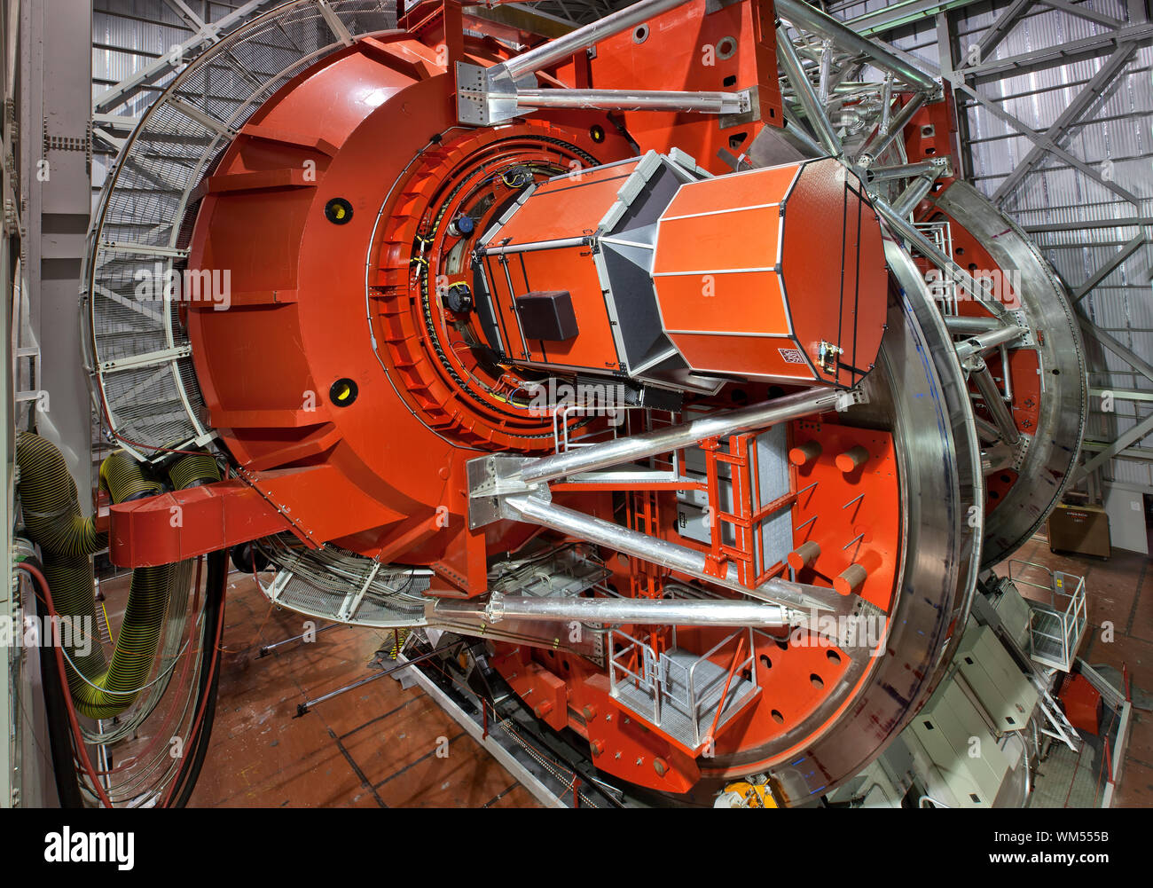 Multi-Object Doppel Spektrographen/Imager (MODS) an der Rückseite des linken Spiegels Zelle. LBT-Sternwarte. Stockfoto