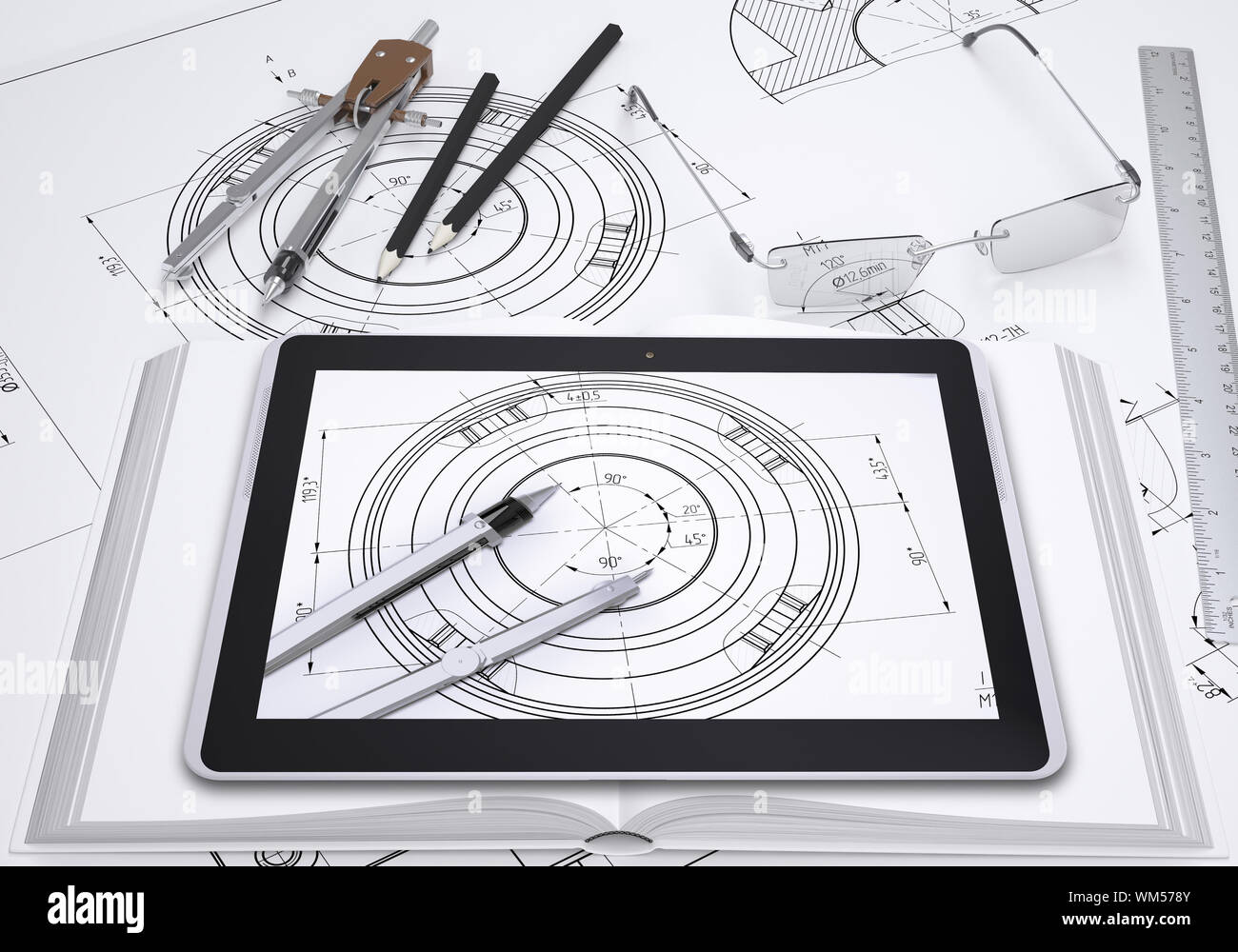Tablet PC, zeichnen Zirkel, Bleistift, Gläser und Lineal auf spead technische Zeichnung. Der pc-Bildschirm zeigt einen Teil der gleichen Zeichnung. Stockfoto