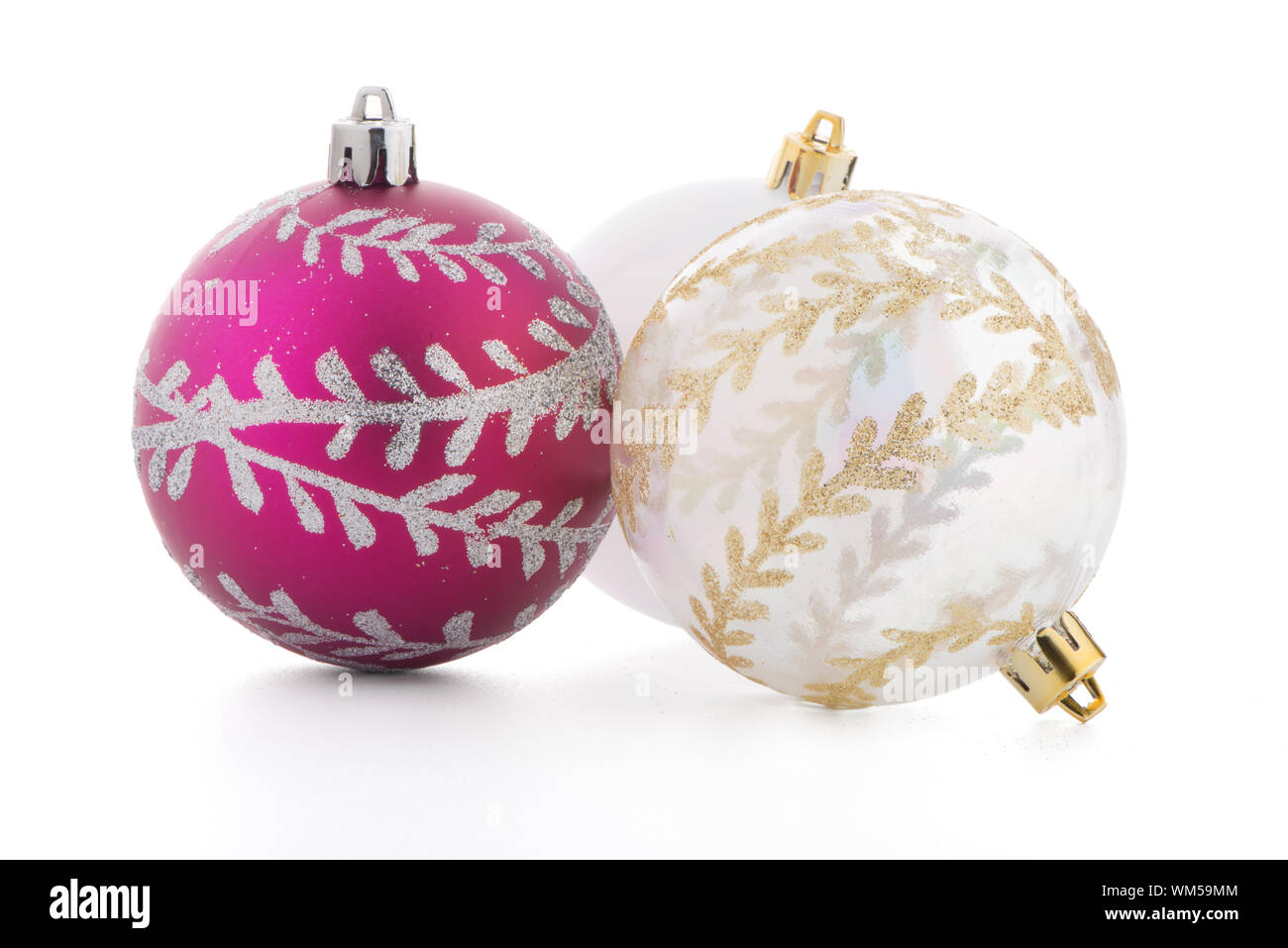 dekorative Weihnachtskugeln auf weißem Hintergrund. Stockfoto