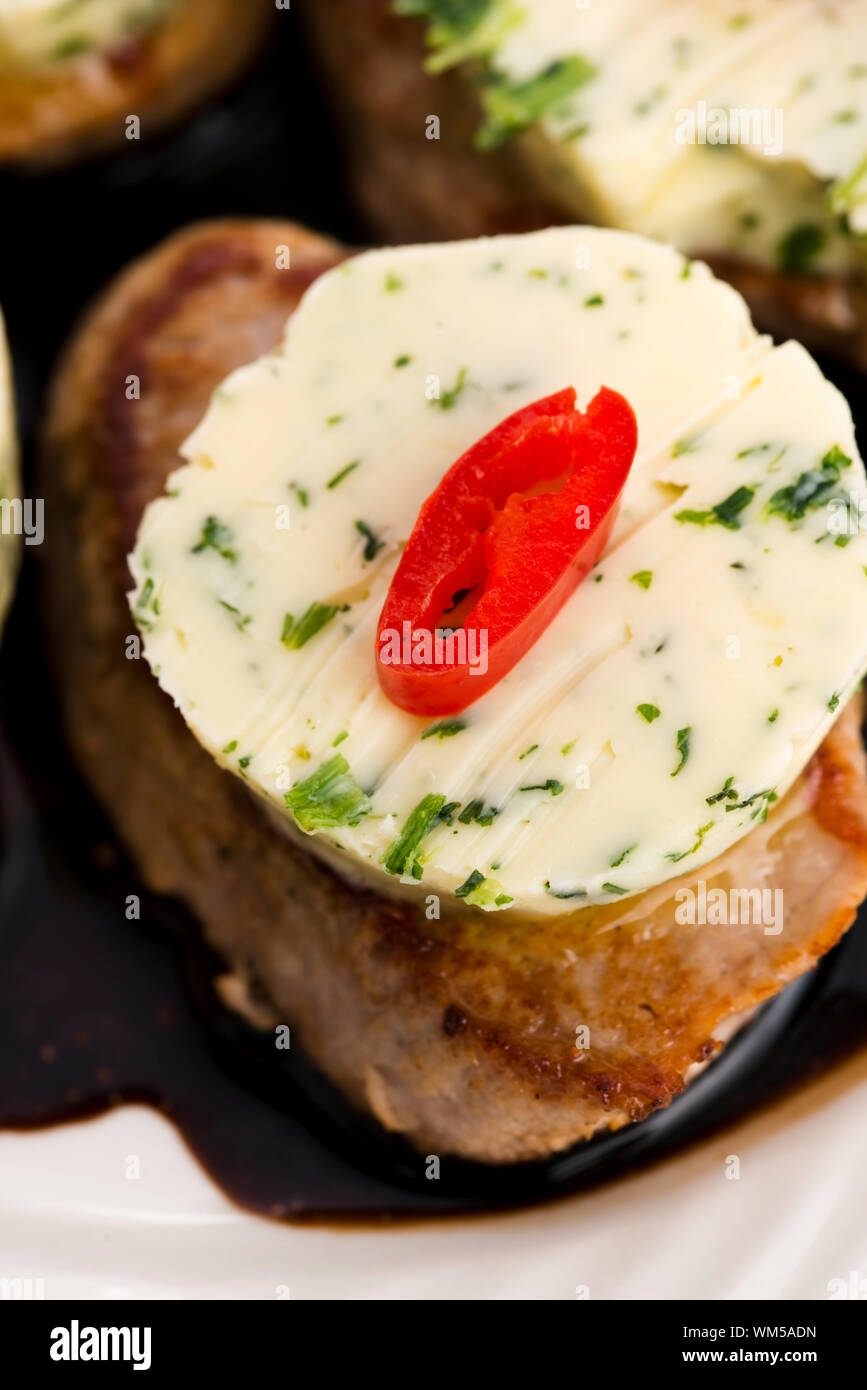 Steak mit Kräuter-butter Stockfoto