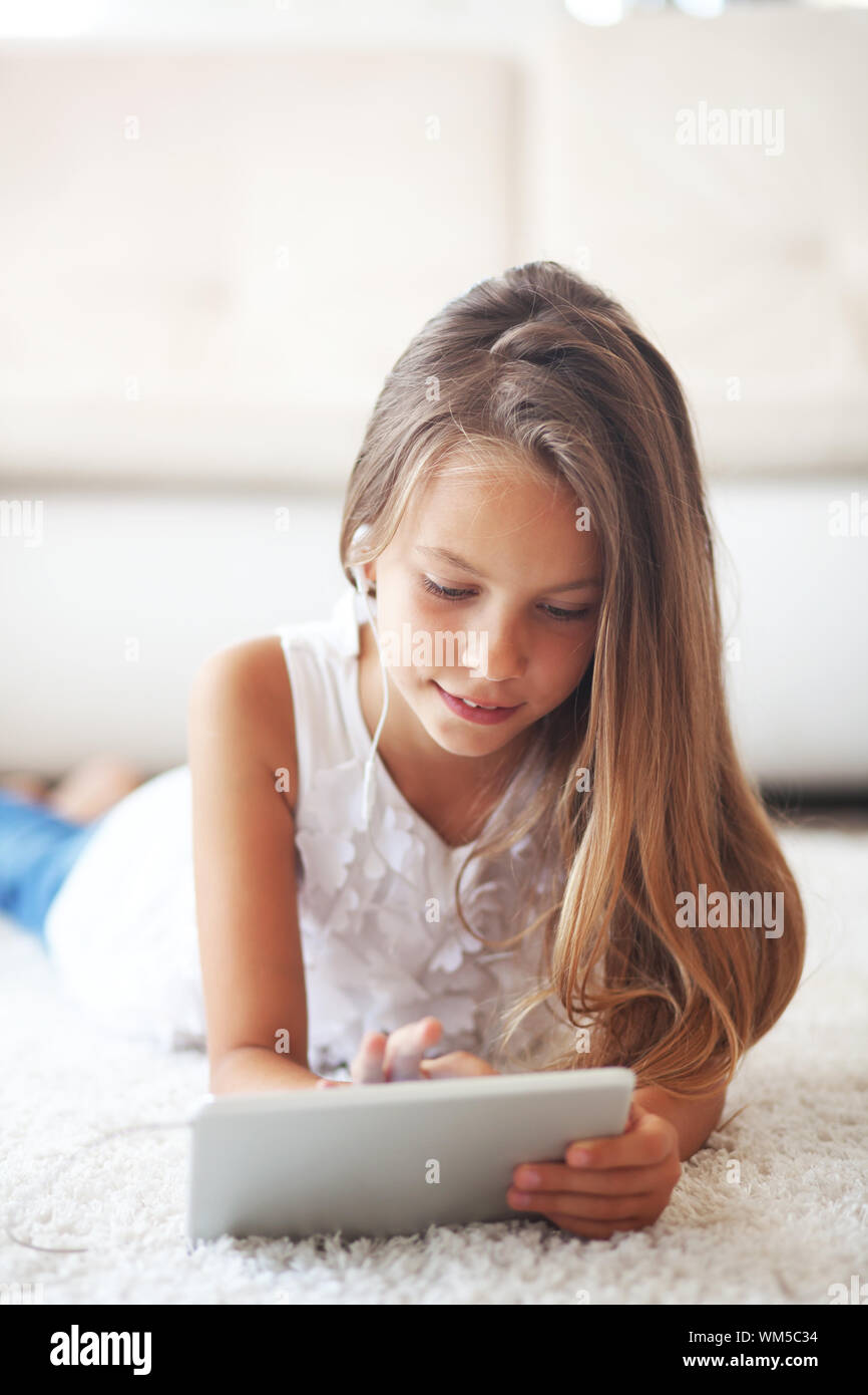 Vor jugendlich Mädchen mit Tablet-PC Stockfoto