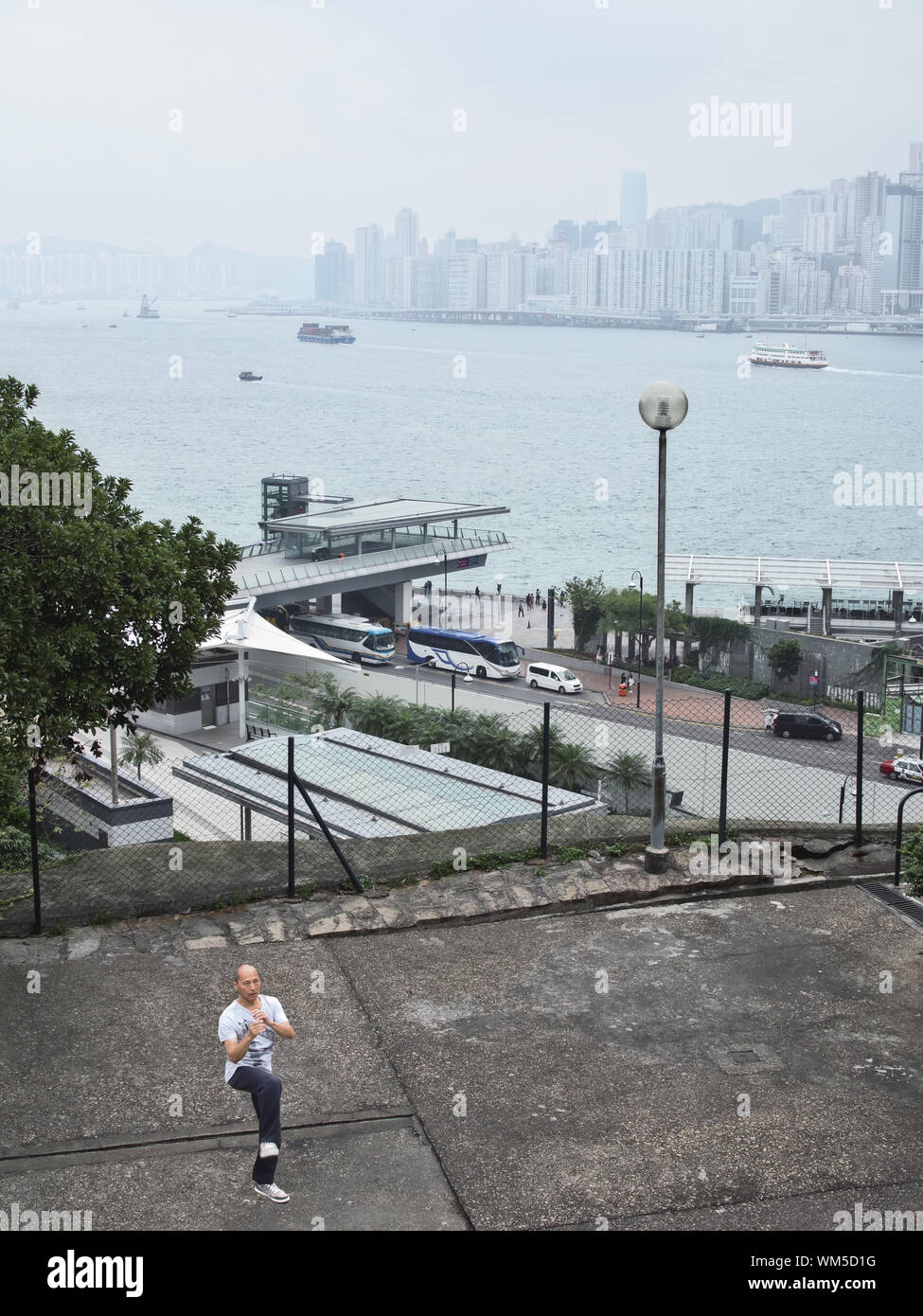 Tsim Sha Tsui, Hong Kong - 11. November 2014 - Morgen Übung in einer kalten, nebligen Morgen. Tai Chi und Kung Fu Kampfkunst ist die beliebteste Form der Ex Stockfoto