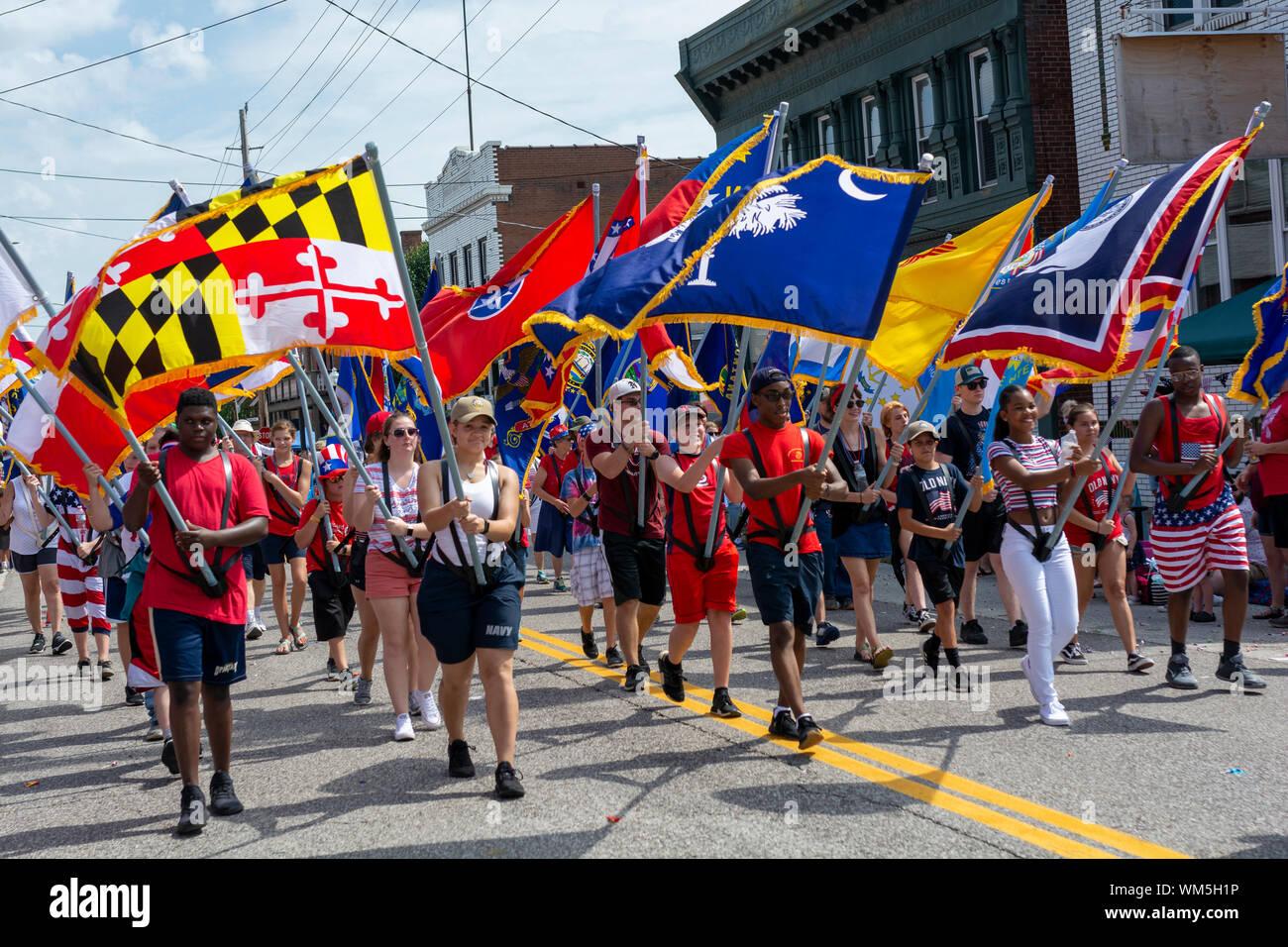 Saint Charles, Missouri 7-4-2019-USA, Independence Day Parade, Kinder und Teens, die Flags von allen 50 Staaten. Stockfoto