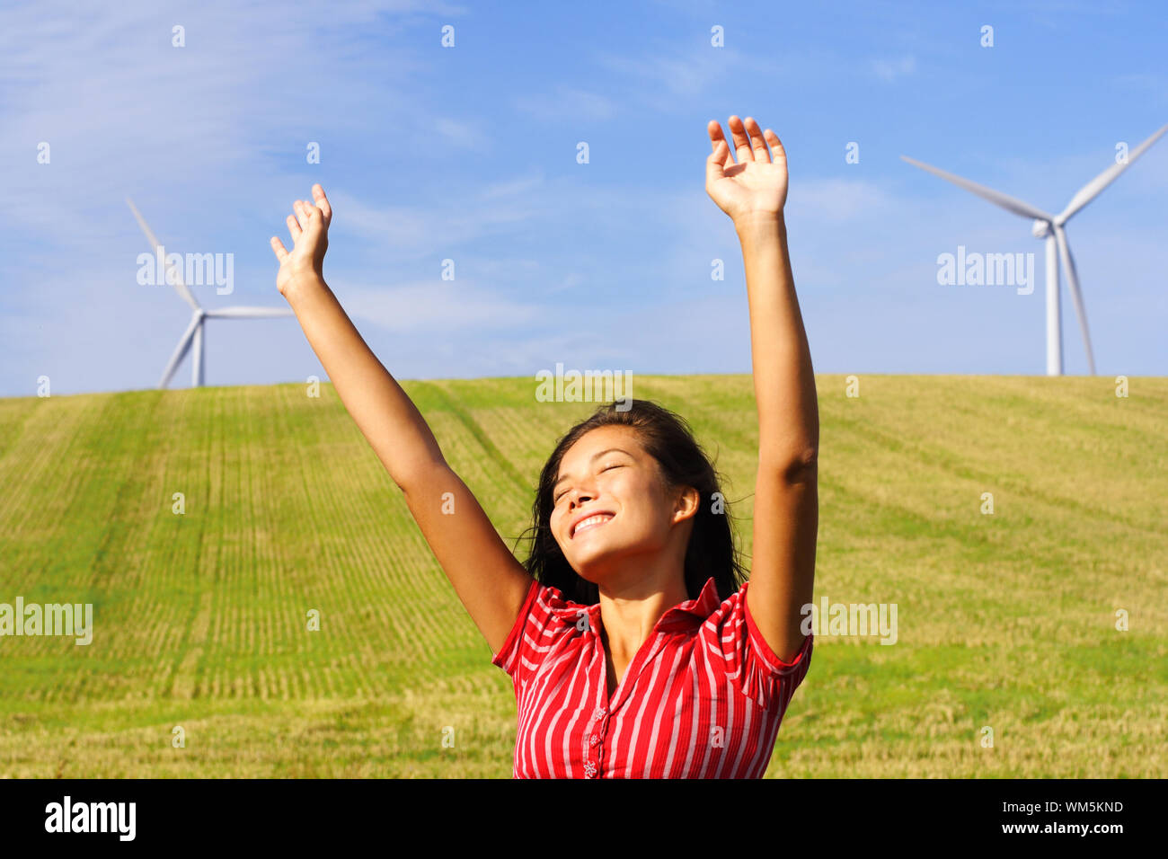 Windkraftanlagen. Schöne Frau durch Windenergieanlagen in Dänemark. Stockfoto