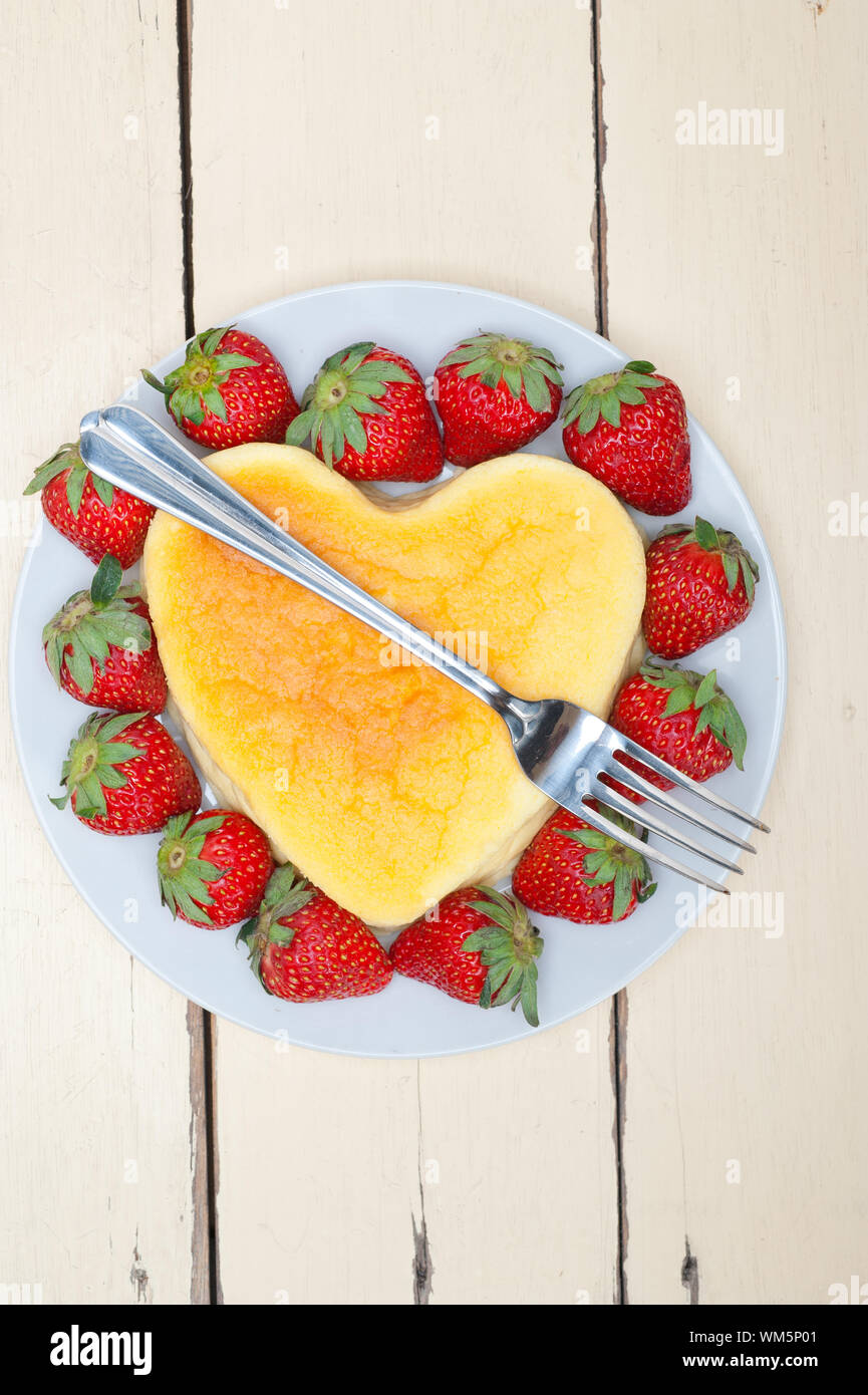 herzförmige Käsekuchen mit Strawberryes ideale Torte für den Valentinstag Stockfoto