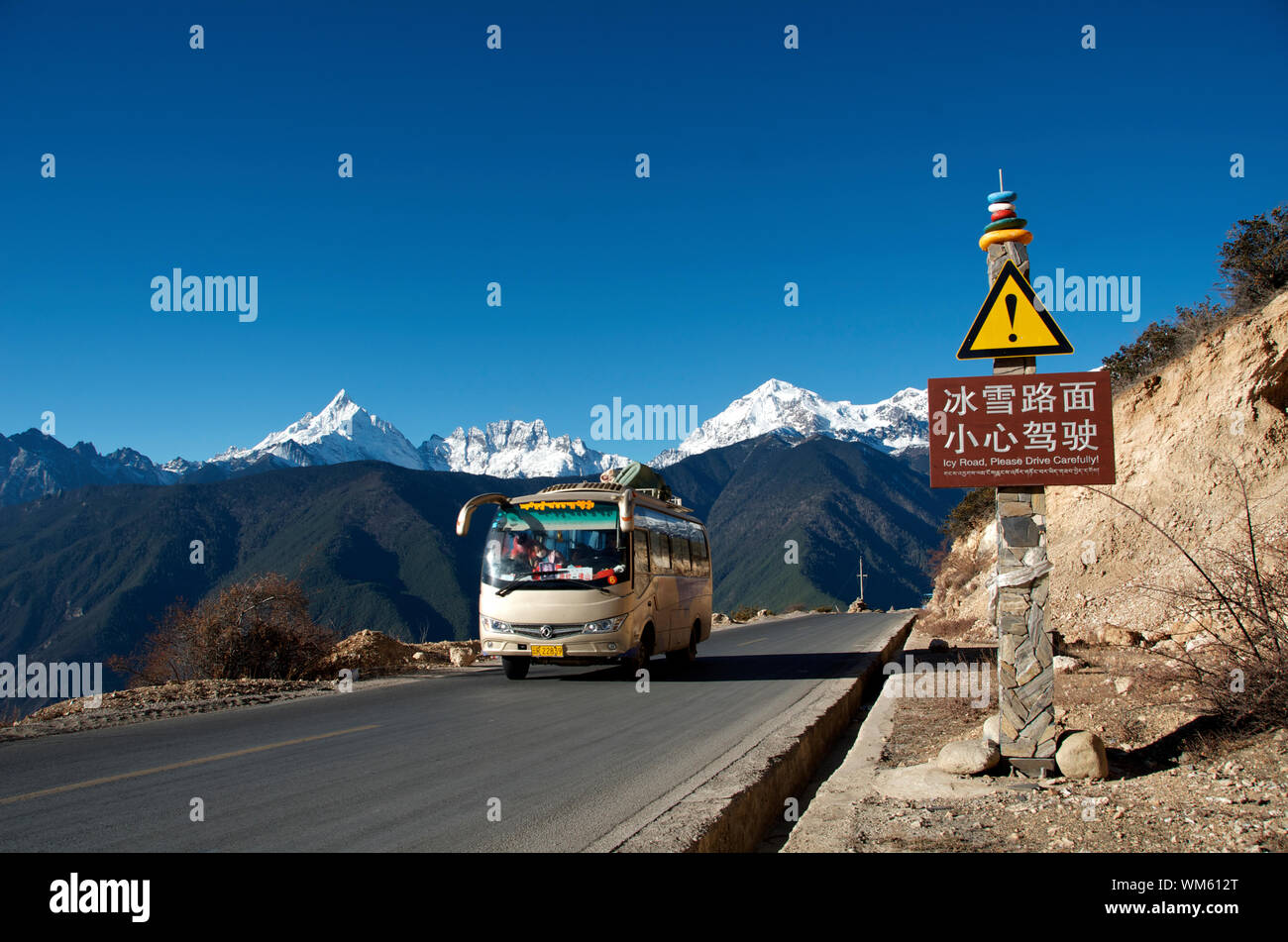 Mit dem Bus reisen auf dem Tibet Highway, der aus der Provinz Yunnan mit Lhasa verbindet Stockfoto
