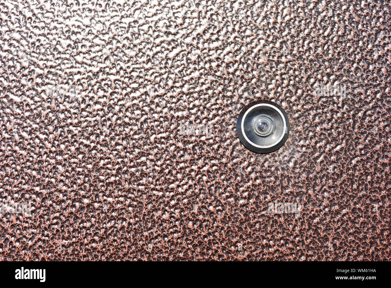 Closeup Bild eines silbernen Guckloch in der Tür zu sehen, wer auf der anderen Seite der Tür entweder Freund oder Bedrohung wie ein Einbrecher für zu Hause secu verwendet Stockfoto