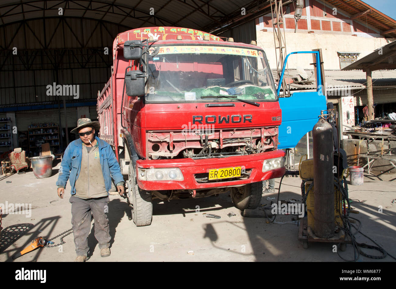 Eine Garage für Nutzfahrzeuge in einer kleinen Stadt in der Provinz Yunnan in China Stockfoto