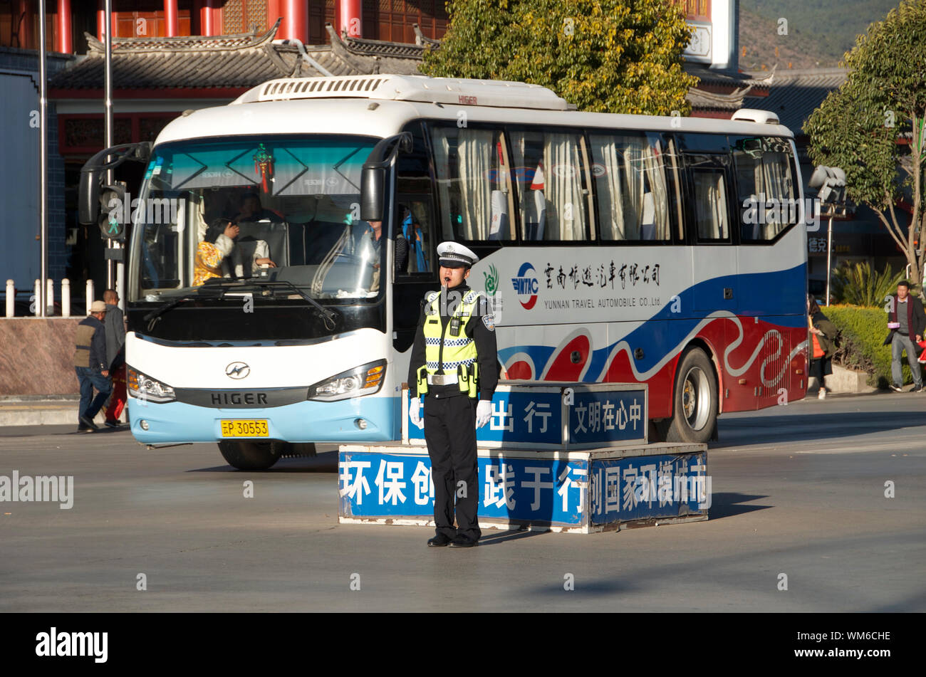 Chinesische Polizist regelt den Verkehr in Shangri La City, Yunnan Stockfoto