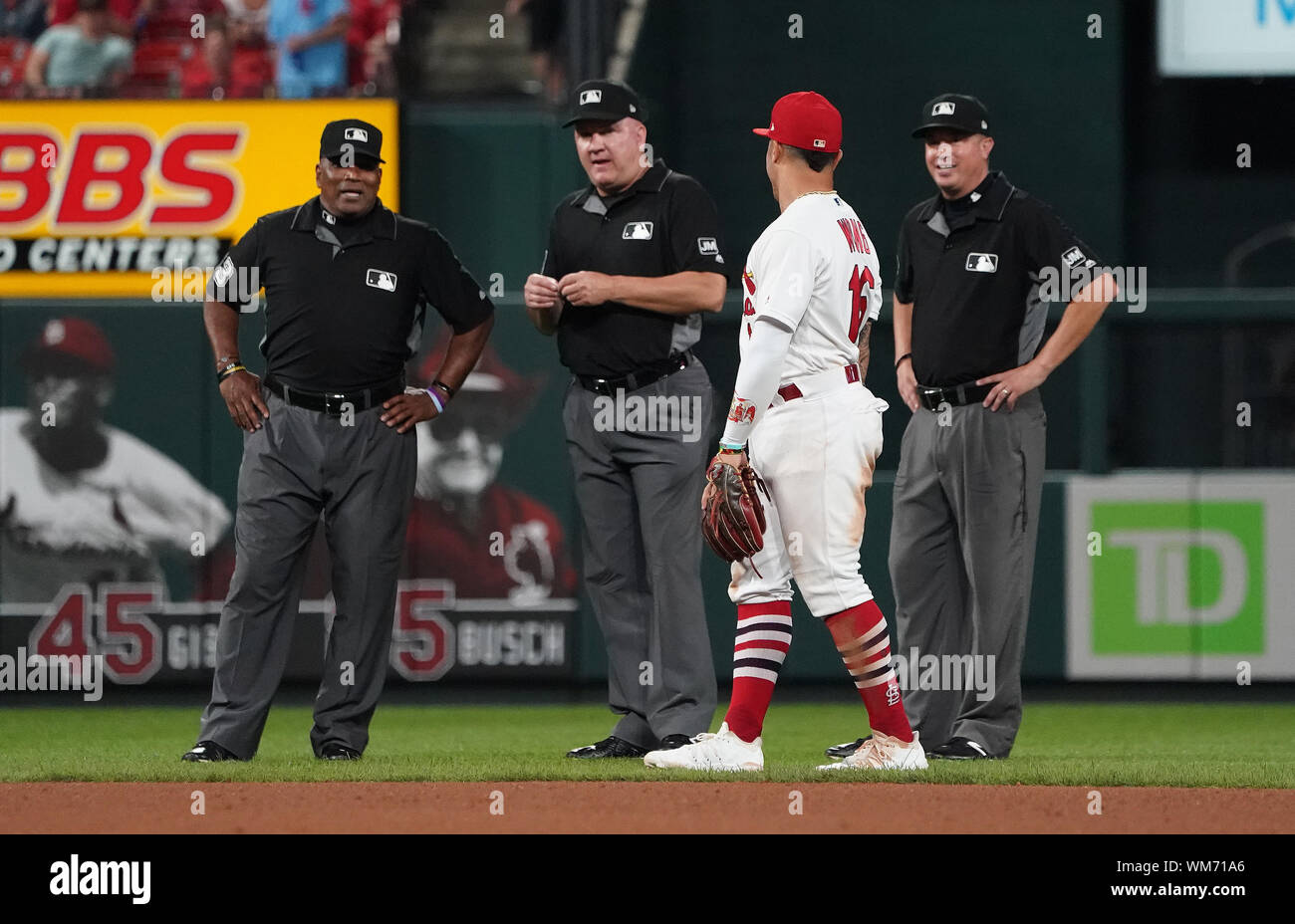 St. Louis, USA. 04 Sep, 2019. Schiedsrichter (L, R) Laz Dias, Jeff Nelson und Cory Blaser Witz mit St. Louis Cardinals zweiter Basisspieler Kolten Wong zwischen Innings der ein Spiel gegen die San Francisco Giants am Busch Stadium in St. Louis am Mittwoch, 4. September 2019. Foto von Bill Greenblatt/UPI Quelle: UPI/Alamy leben Nachrichten Stockfoto