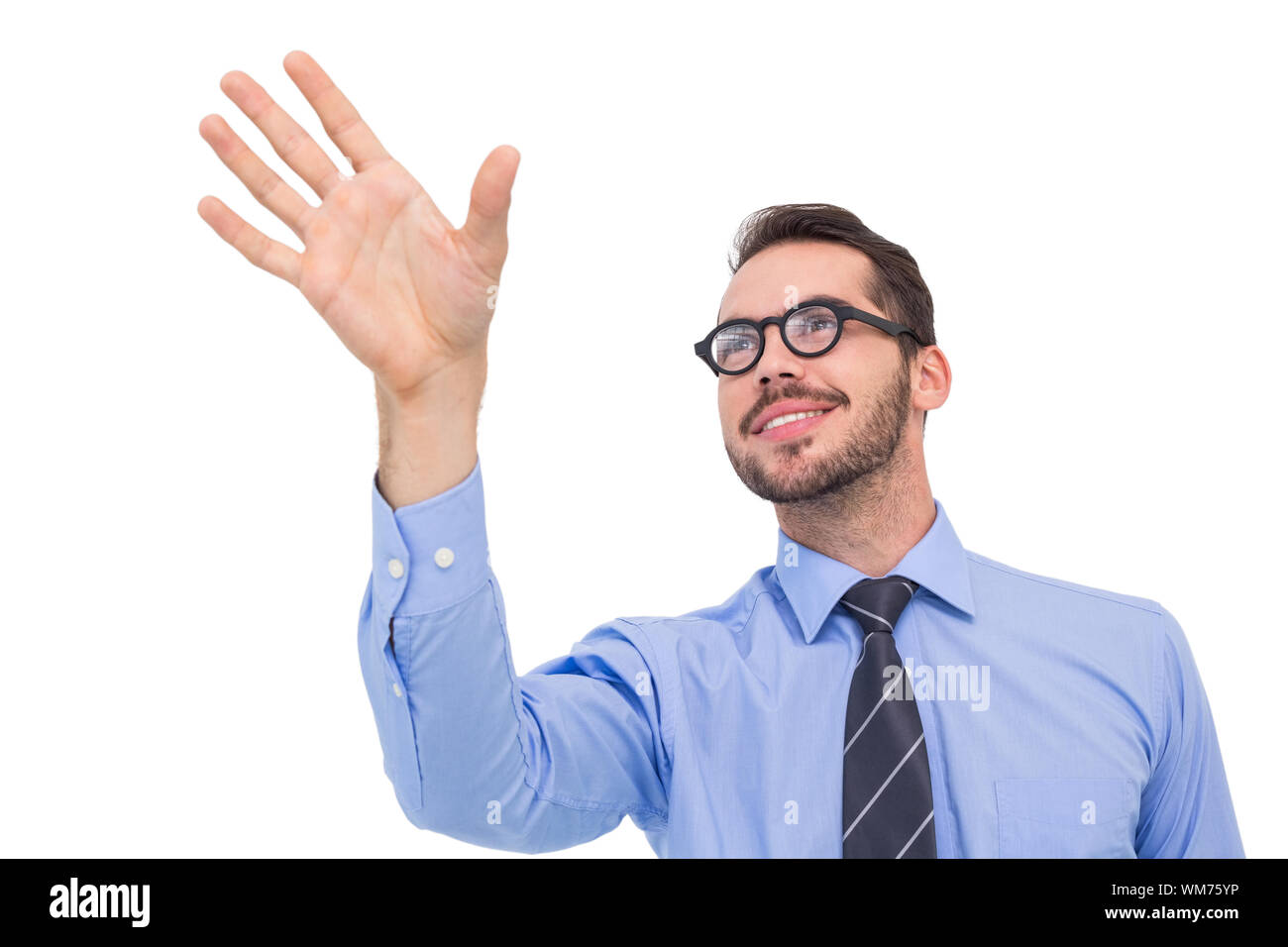 Lächelnd Unternehmer stehen mit den Fingern verteilen sich auf weißem Hintergrund Stockfoto