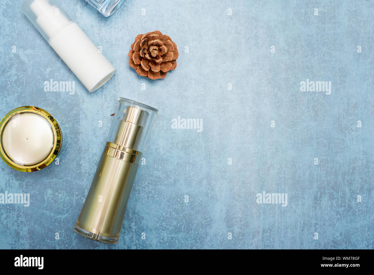 Kosmetisches Erzeugnis und tropische Blätter auf Konzert Hintergrund, kosmetisches Erzeugnis Stockfoto