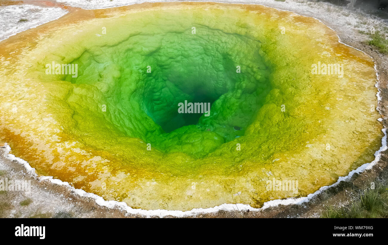 Blick auf Morning Glory Pool im Yellowstone Stockfoto