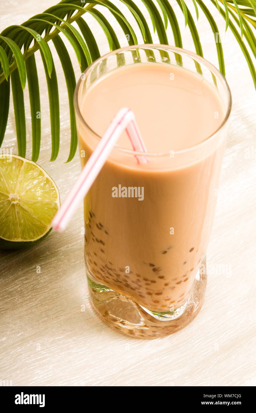 Perle Milch trinken auf weiß. Luftblasentee Stockfoto