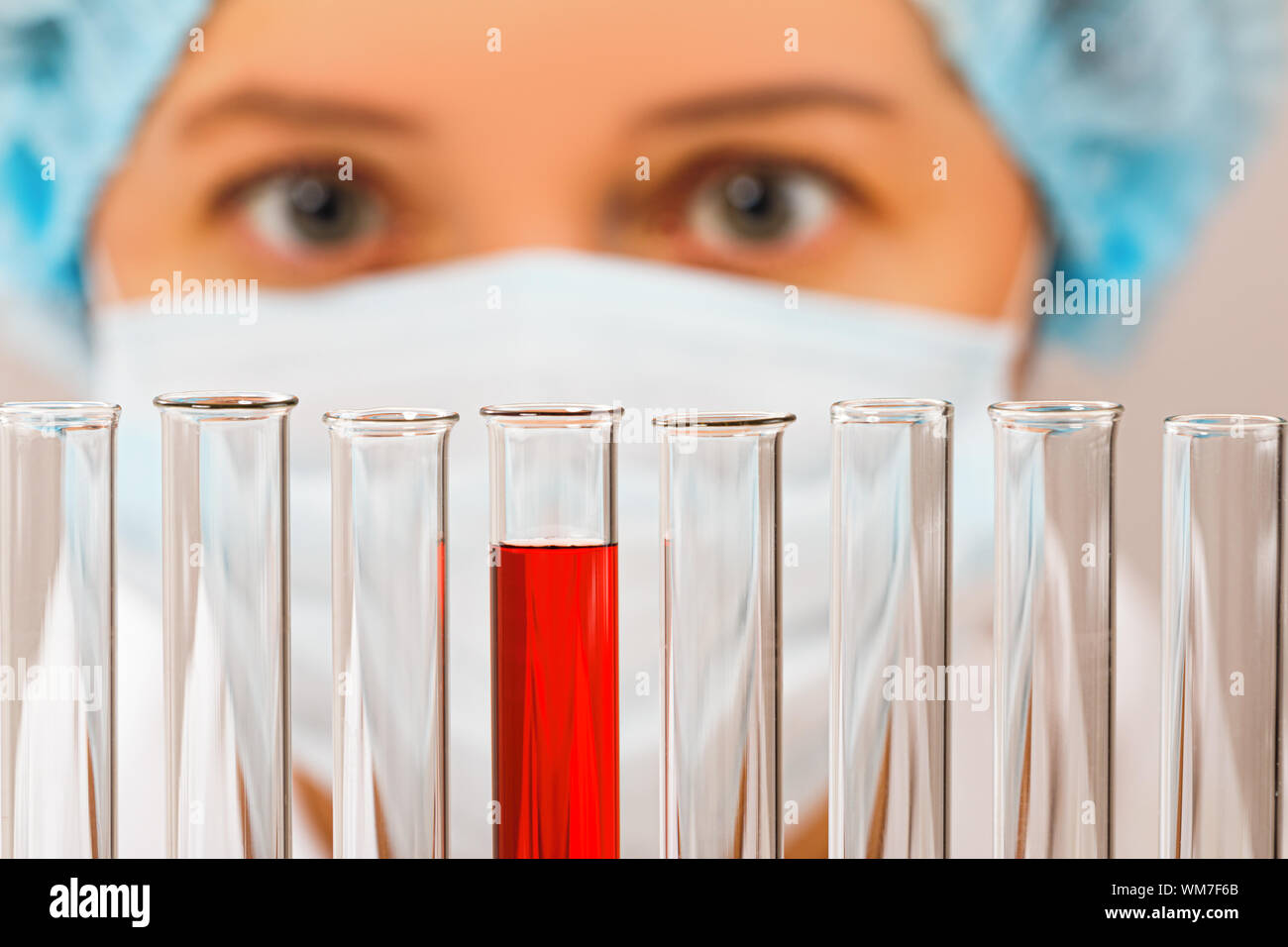 In einem chemischen Labor, eine Frau Analysen Reagenzgläser. Medizinischen Experiment. Stockfoto