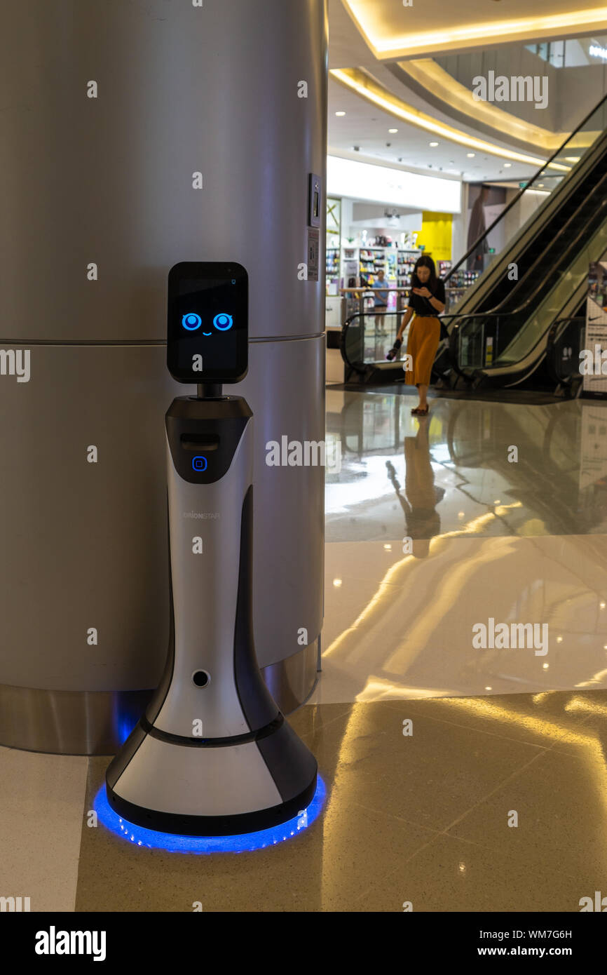 Lächelnd Roboter im Dienst an einer High end Shopping Mall in Shenzhen, China Stockfoto
