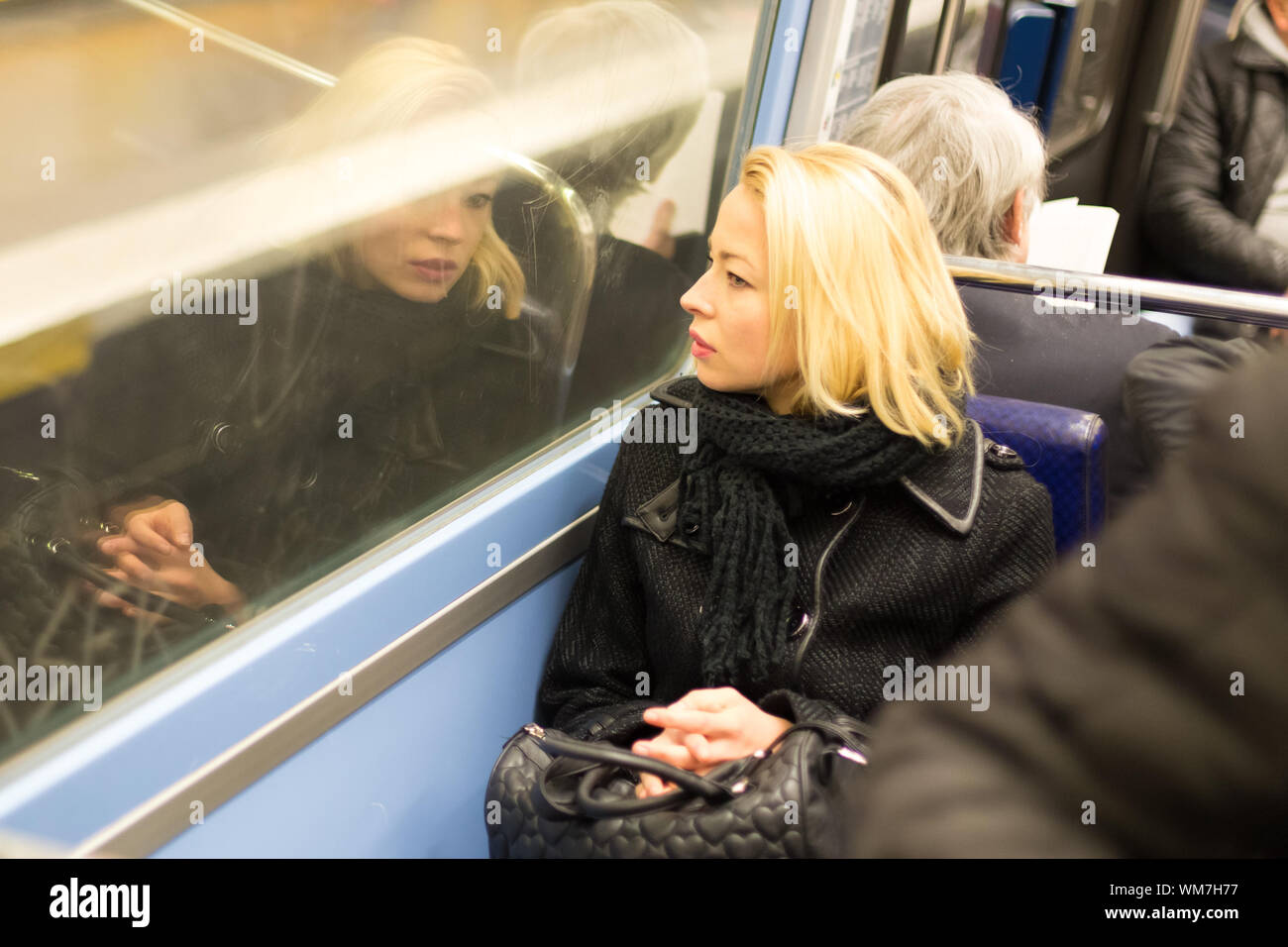 Frau aus der Metro Fenster zu schauen. Stockfoto