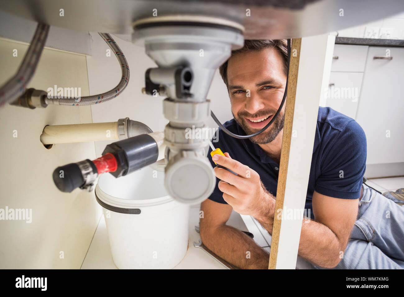 Klempner zur Festsetzung unter der Spüle in der Küche Stockfoto