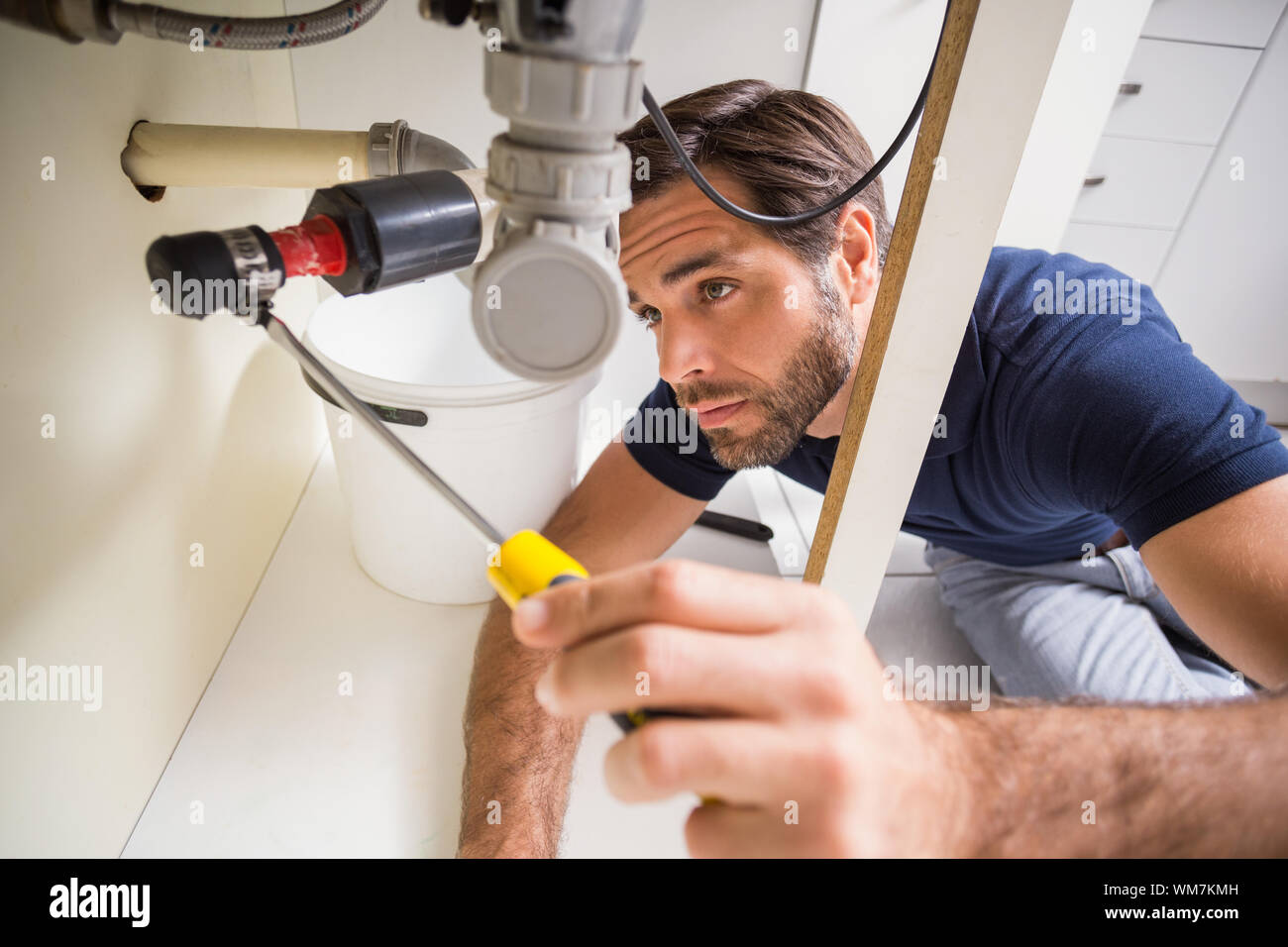 Klempner zur Festsetzung unter der Spüle in der Küche Stockfoto